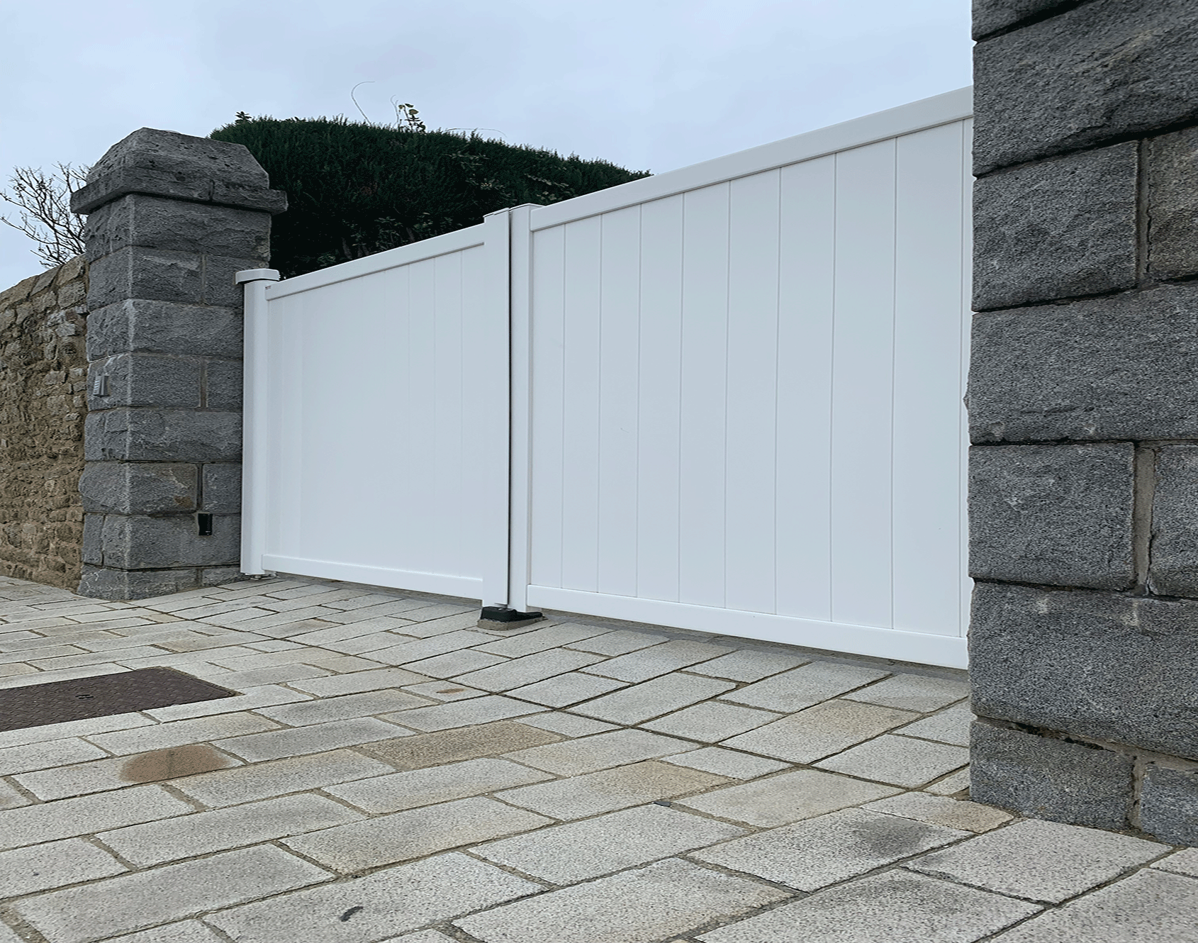 Portail aluminium battant Eben par kostum